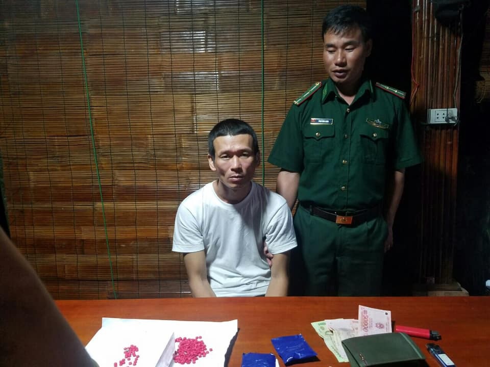 Đối tượng Đồng bị bắt giữ cùng gần 800 viên ma túy.