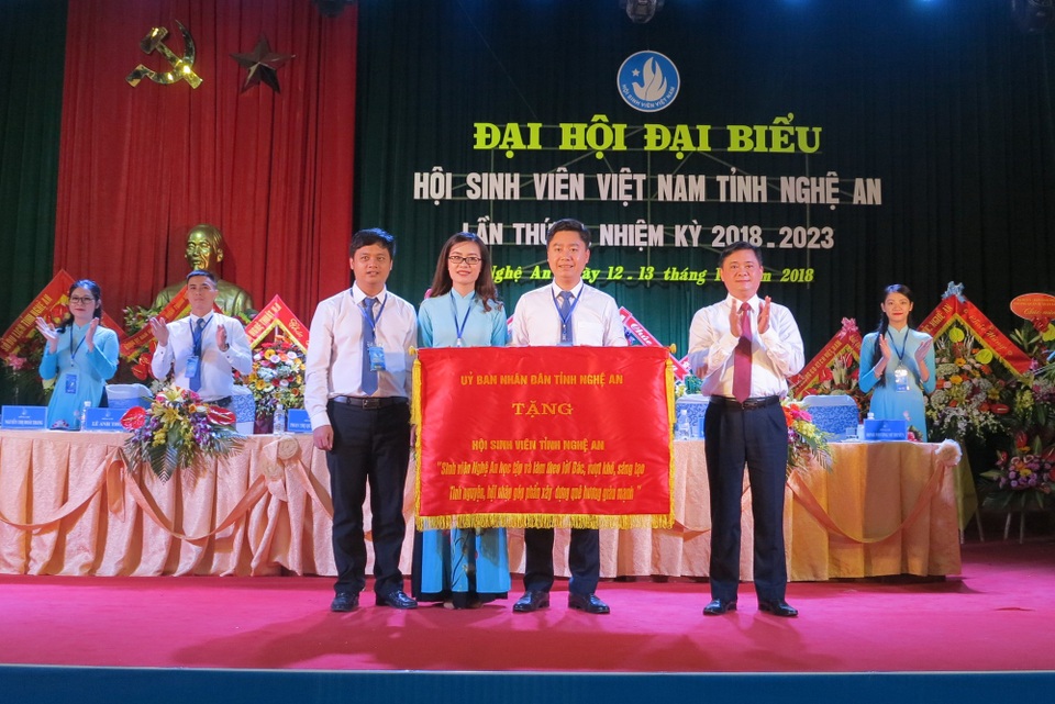 Tân chủ tịch tỉnh Nghệ An: “Không thành công nào mà không đánh đổi bằng mồ hôi, nước mắt” - 2 Chủ tịch UBND tỉnh Nghệ An mong muốn Hội sinh viên sẽ có thêm nhiều hoạt động tiết thực, là cánh tay nối dài của nhà trường, giúp đỡ các bạn sinh viên.