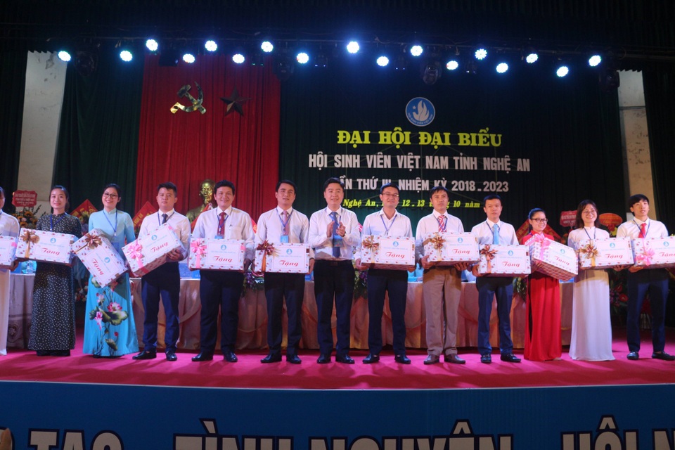 Tân chủ tịch tỉnh Nghệ An: “Không thành công nào mà không đánh đổi bằng mồ hôi, nước mắt” - 5 Tại đại hội, Trung ương Hội Sinh viên Việt Nam trao tặng Bằng khen cho 1 tập thể và 16 cá nhân có những đóng góp cho phong trào của Hội. Đồng thời, Hội Sinh viên tỉnh Nghệ An đã trao tặng 20 suất học bổng cho những sinh viên có hoàn cảnh khó khăn, vươn lên học tập tốt.