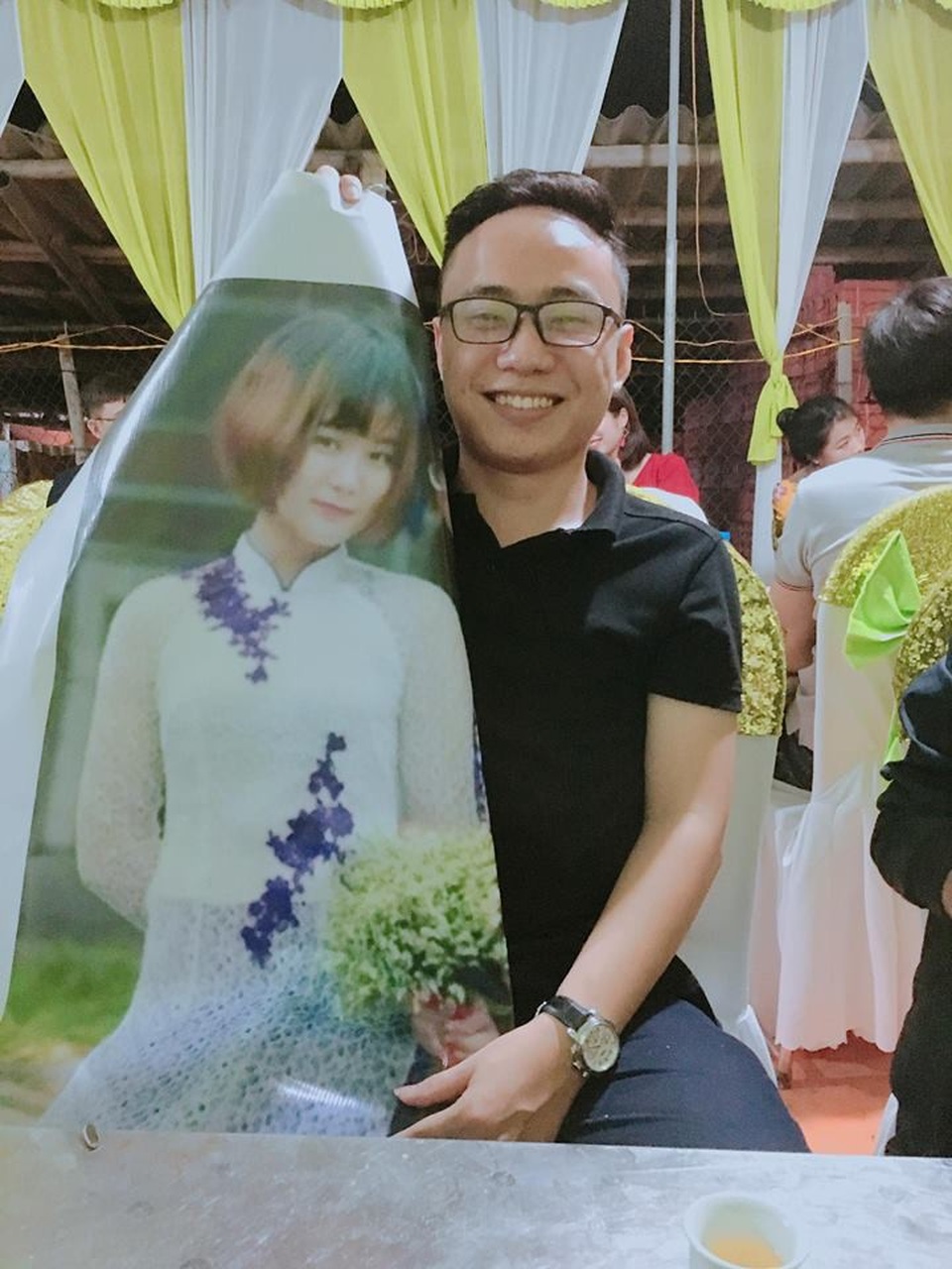 Hài hước cô gái được nhóm bạn in ảnh để giữ lời hứa dự đám cưới năm xưa - 4 Hài hước cô gái được nhóm bạn in ảnh để giữ lời hứa dự đám cưới năm xưa - 4
