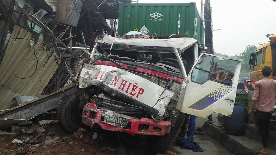 Tránh người sang đường, xe container tông sập hàng loạt nhà dân - 7