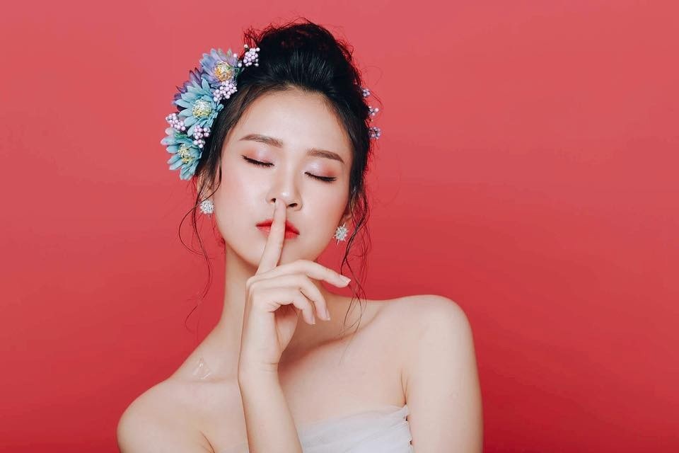 Tân Hoa khôi sinh viên Nghệ An là cô gái đến từ Hoà Bình - 9 Vi sở hữu nhan sắc ngọt ngào với nụ cười tươi “hút hồn” người đối diện. Cô cũng trở thành mẫu ảnh trong một số bộ ảnh nghệ thuật, hơn nữa cô gái Hòa Bình còn là gương mặt được nhiều cửa hàng thời trang “chọn mặt gửi vàng”.