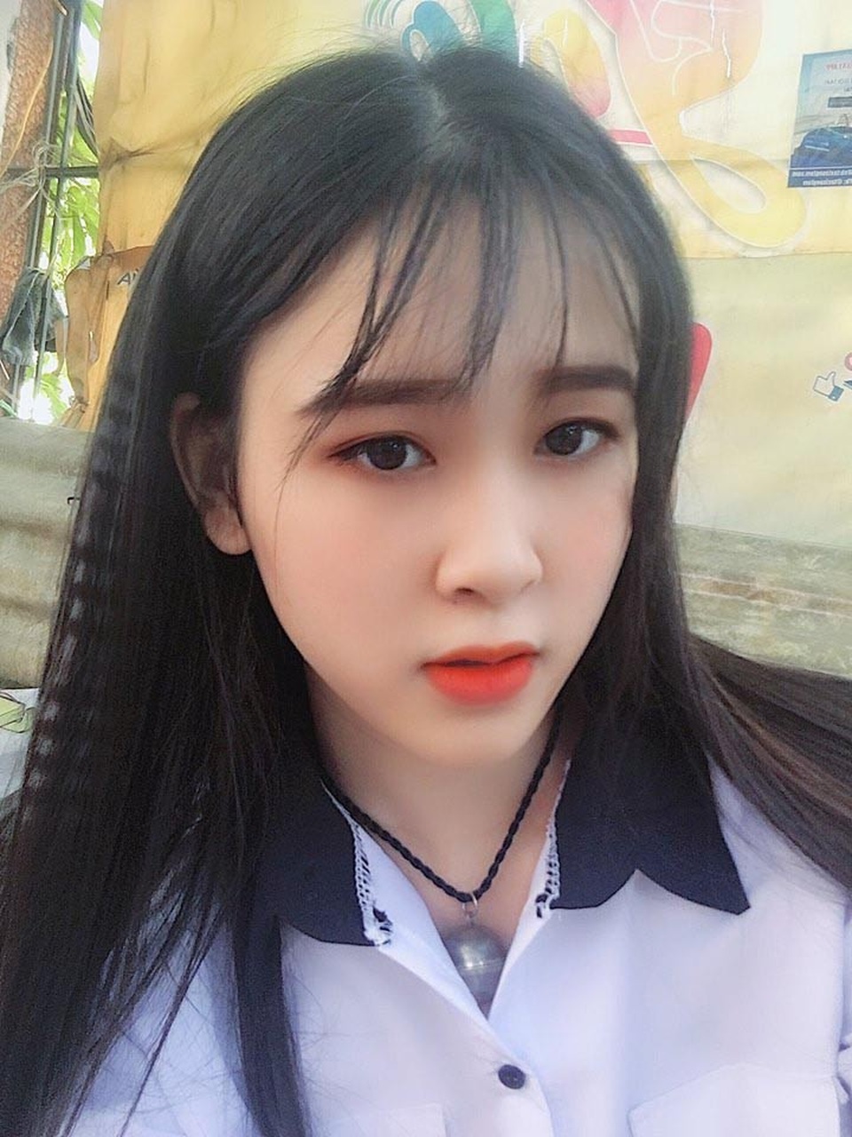 Tân Hoa khôi sinh viên Nghệ An là cô gái đến từ Hoà Bình - 5 Tân Hoa khôi Sinh viên Nghệ An cao 1m67, nặng 47 kg, số đo 3 vòng của cô là 89-63-90. Cô gái sinh năm 2000 này luôn quan niệm rằng, cuộc sống không thể tránh khỏi những vấp ngã, nhưng điều quan trọng qua mỗi lần như thế bản thân sẽ học được những điều gì.