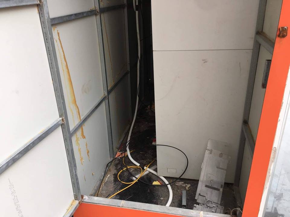 Tháo gỡ an toàn 6 quả mìn được cài đặt tại cây ATM - 4
Hiện trường buồng ATM bị đặt mình đã được xử lý