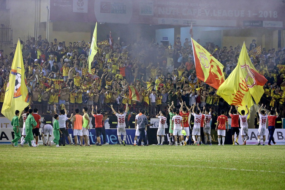 
Niềm vui của Nam Định sau khi trụ hạng thành công - Ảnh: Gia Hưng
