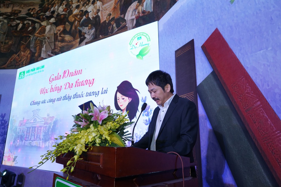 Hơn 2.000 suất học bổng dành cho nữ sinh ngành Y, Dược - 1 Ông Trần Ngọc Ánh – Giám đốc công ty Dược phẩm Hoa Linh trong 10 năm tới, chương trình học bổng Dạ Hương dự kiến sẽ trao 2.000 suất học bổng cho các nữ sinh.