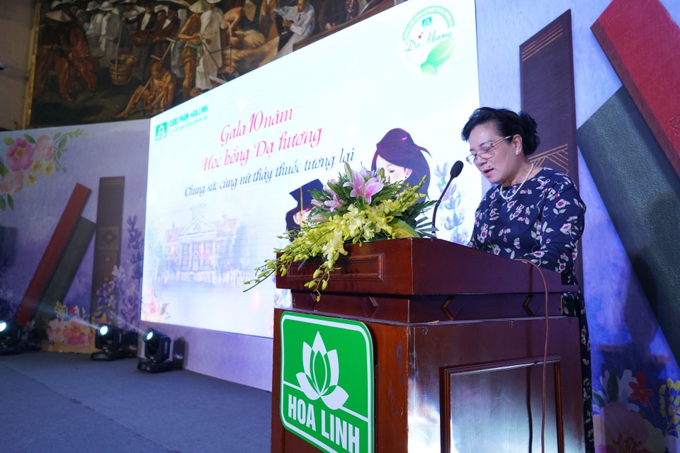 Hơn 2.000 suất học bổng dành cho nữ sinh ngành Y, Dược - 2 Bà Phạm Thị Hòe – Phó Chủ tịch TW Hội Khuyến học Việt Nam đánh giá cao ý nghĩa của chương trình Học bổng Dạ Hương