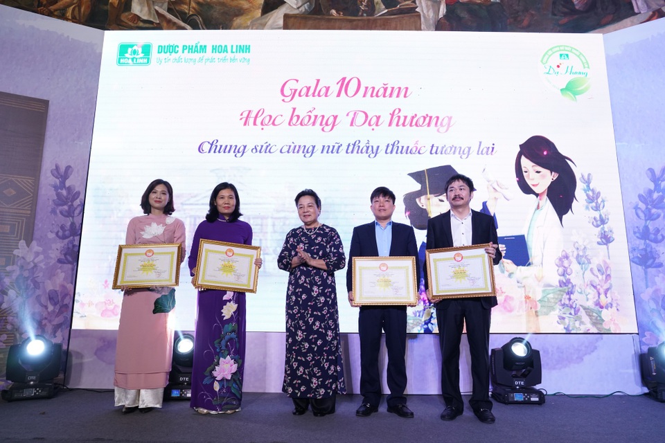 Hơn 2.000 suất học bổng dành cho nữ sinh ngành Y, Dược - 3 Tại buổi lễ, bà Phạm Thị Hòe, Phó Chủ tịch TW Hội Khuyến học Việt Nam đã trao tặng bằng khen của Trung ương Hội Khuyến học Việt Nam cho Công ty Dược phẩm Hoa Linh và Nhãn hàng Dạ Hương