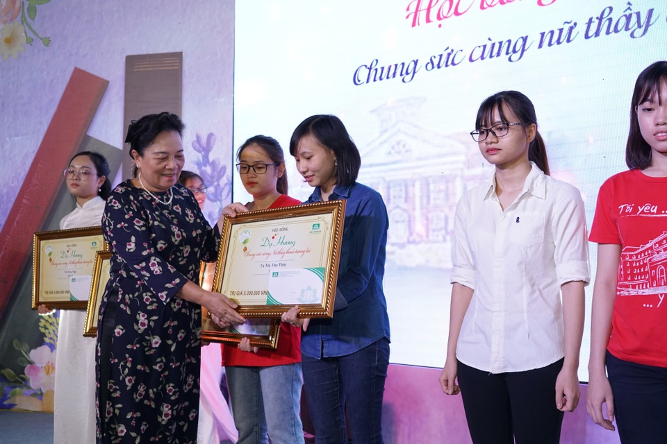 Hơn 2.000 suất học bổng dành cho nữ sinh ngành Y, Dược - 4 Hơn 2.000 suất học bổng dành cho nữ sinh ngành Y, Dược - 4