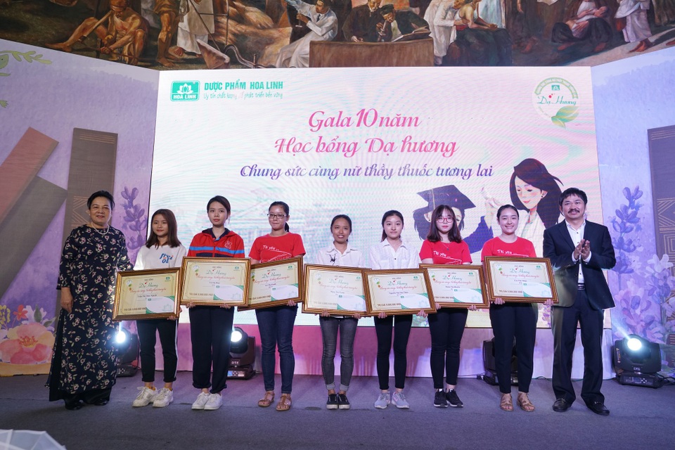 Hơn 2.000 suất học bổng dành cho nữ sinh ngành Y, Dược - 5 Trong chương trình, 16 em nữ sinh viên có hoàn cảnh khó khăn của các trường Đại học Y Hà Nội cũng đã được trao học bổng