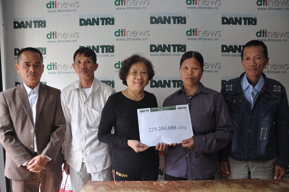 Bà Phạm Thị Châu - Kế toán trưởng báo điện tử Dân trí trao tiền đến gia đình.