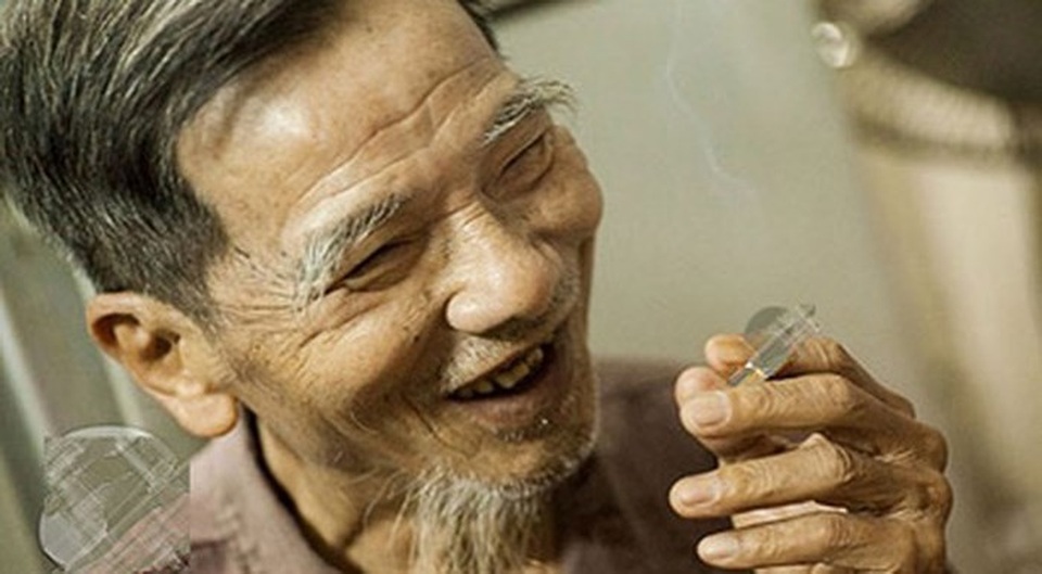 Chuyện NSƯT Trần Hạnh nằng nặc đòi tặng cát sê cho diễn viên Hoa Thuý - 2 Trên khuôn mặt được cho là chứa nhiều sự khắc khổ, nghệ sĩ Trần Hạnh vẫn luôn nở nụ cười hiền lành, dễ mến...
