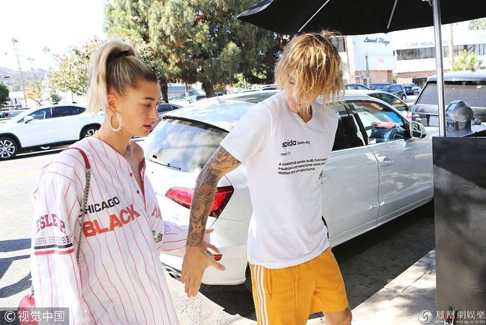 Justin Bieber bình thản nắm tay vợ tương lai - 3
Justin nắm tay bạn gái để chứng minh rằng, mối quan hệ giữa họ vẫn rất ổn định và khăng khít. Một ngày trước đó, anh bị chụp ảnh ôm mặt khóc trong ô tô khi hay tin người yêu cũ Selena Gomez phải nhập viện trở lại để điều trị tâm lý.