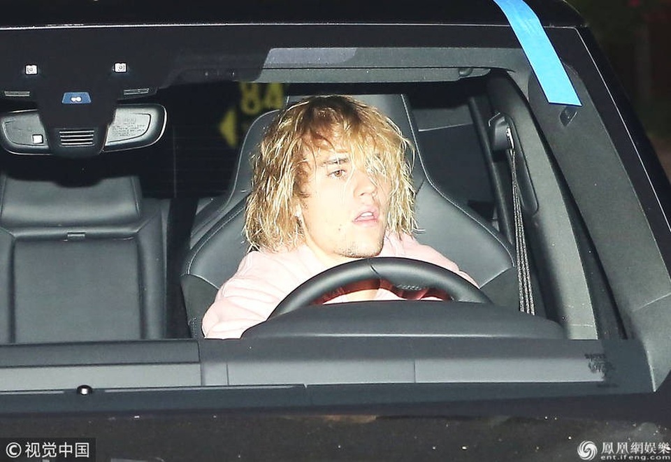 Justin Bieber bình thản nắm tay vợ tương lai - 15
Chuyện tình cảm khiến Justin rối bời. Anh chưa hề ra mắt bất kỳ sản phẩm âm nhạc nào trong thời gian gần đây.