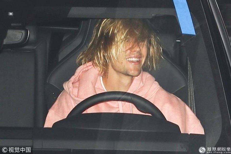 Justin Bieber bình thản nắm tay vợ tương lai - 14
Tối 11/10, Justin tới nhà thờ để cầu nguyện. Anh mong những điều tốt đẹp nhất cho Selena Gomez dù hai người không còn bên nhau.