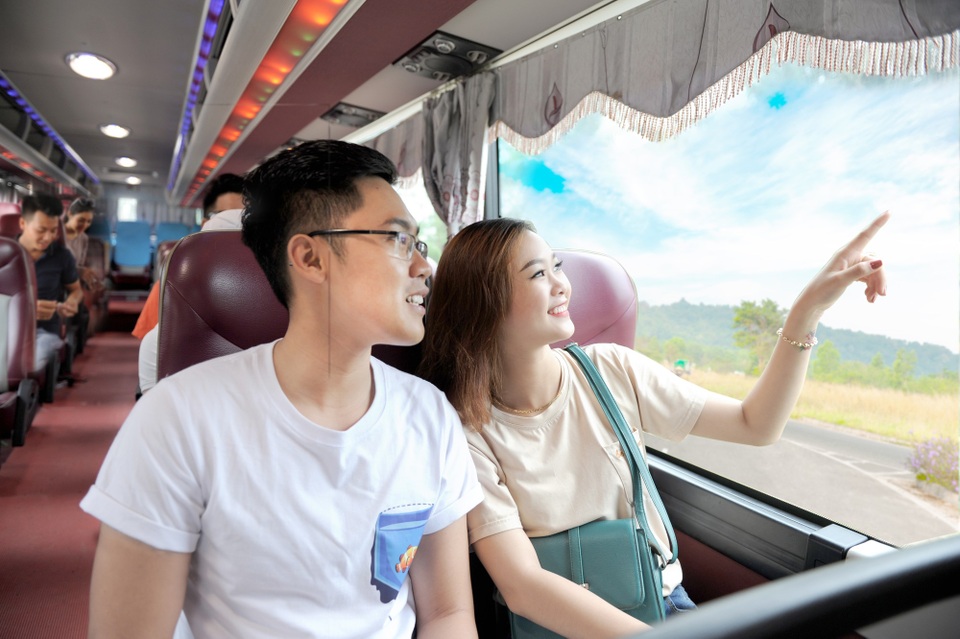Khám phá đảo ngọc Phú Quốc với dịch vụ Hop on Hop off của Sasco - 3 Chỉ với 220.000 đồng, du khách sẽ sở hữu 1 chiếc vé trong 24h, với 15 điểm dừng chân như khu du lịch bãi Sao, chùa Hộ Quốc, làng chài Hàm Ninh, khu du lịch suối tranh, trung tâm bảo tồn chó xoáy, sân bay Quốc tế Phú Quốc...