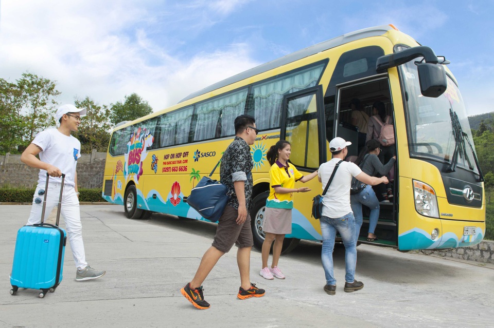 Khám phá đảo ngọc Phú Quốc với dịch vụ Hop on Hop off của Sasco - 2 Hop on Hop off là loại hình dịch vụ du lịch linh hoạt và tiện lợi, kết hợp giữa vận chuyển và tham quan các danh thắng nổi bật.