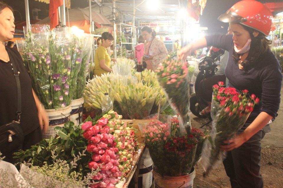 Chưa tới lễ 20/10, hoa hồng tại chợ Quảng Bá đã tăng vài giá - 6 Chưa tới lễ 20/10, hoa hồng tại chợ Quảng Bá đã tăng vài giá - 6