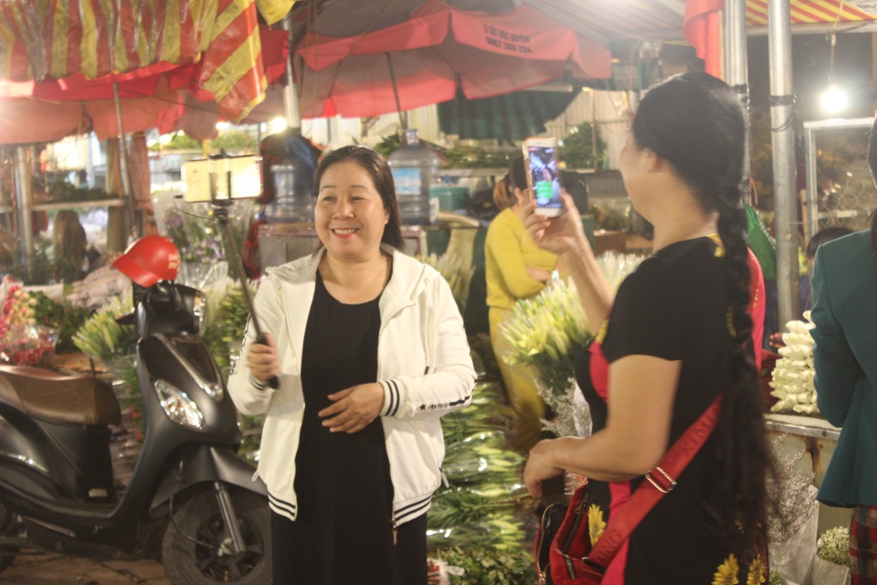 Chưa tới lễ 20/10, hoa hồng tại chợ Quảng Bá đã tăng vài giá - 13 Khách đứng tuổi cũng đến chợ hoa để chụp ảnh