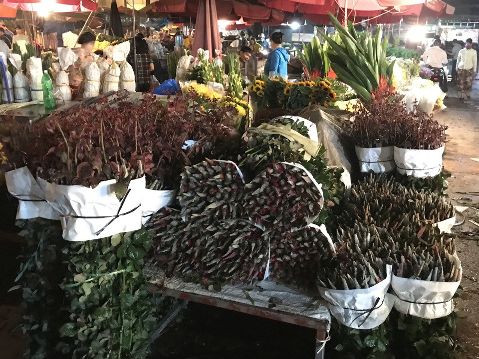 Chưa tới lễ 20/10, hoa hồng tại chợ Quảng Bá đã tăng vài giá - 4 Hoa hồng tập trung tại chợ