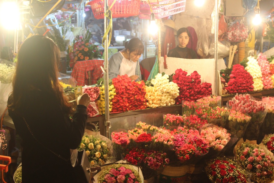 Chưa tới lễ 20/10, hoa hồng tại chợ Quảng Bá đã tăng vài giá - 2 Việc kinh doanh nhộn nhịp cả đêm