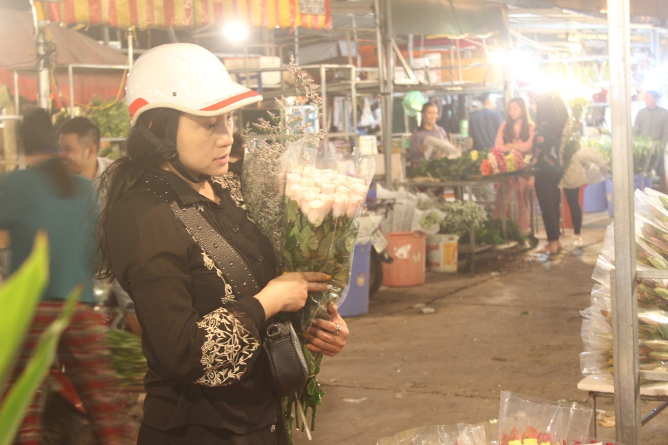 Chưa tới lễ 20/10, hoa hồng tại chợ Quảng Bá đã tăng vài giá - 8 Mỗi người đến chợ hoa đều cố mua cho mình một vài bó