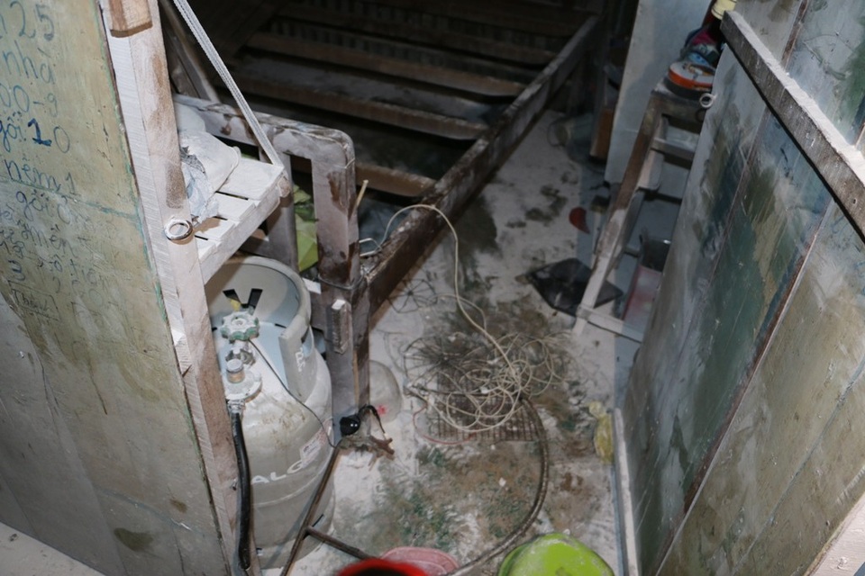 Dũng lấy điện 220V câu vào bình gas này và giăng điện quanh nhà để cố thủ....