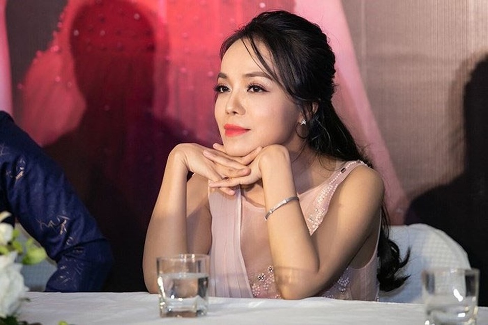 Ca sĩ Lan Anh: “Cát- sê ca sĩ dòng nhạc đỏ đâu có thấp” - 2 Thẳng thắn khi nói về công việc, cát- sê... nhưng giọng hát được đánh giá vừa kỹ thuật vừa cảm xúc lại kín tiếng khi được hỏi về cuộc sống riêng tư. Lan Anh cho biết, đến giờ chị mới thực hiện liveshow riêng vì e ngại vấn đề sức khỏe.
