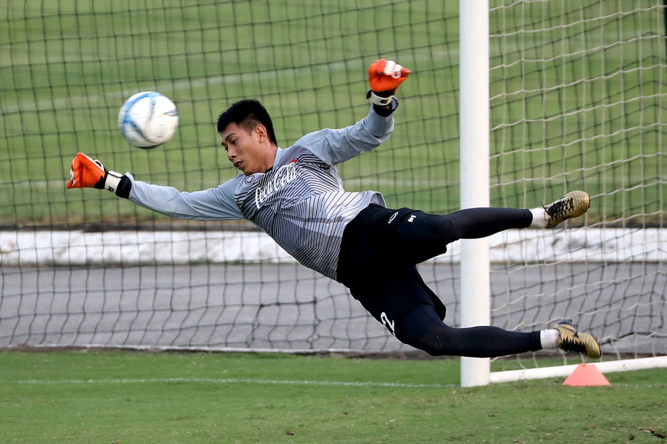 Thủ môn Bùi Tiến Dũng khó cạnh tranh vị trí chính thức tại AFF Cup 2018 - 2 Tuấn Mạnh là một trong những thủ môn có phản xạ hay nhất bóng đá nội, hiện cũng đang góp mặt ở đội tuyển (ảnh:Gia Hưng)