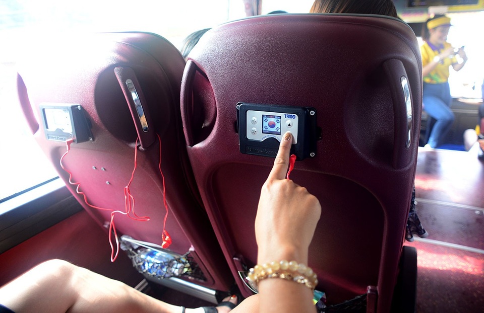 Khám phá đảo ngọc Phú Quốc với dịch vụ Hop on Hop off của Sasco - 7 Trên xe được trang bị hệ thống thuyết minh tự động bằng nhiều ngôn ngữ khác nhau, giới thiệu những nét đặc sắc của các điểm tham quan nhằm giúp du khách hiểu hơn về văn hóa, con người, lịch sử và cảnh quan tươi đẹp của Phú Quốc.