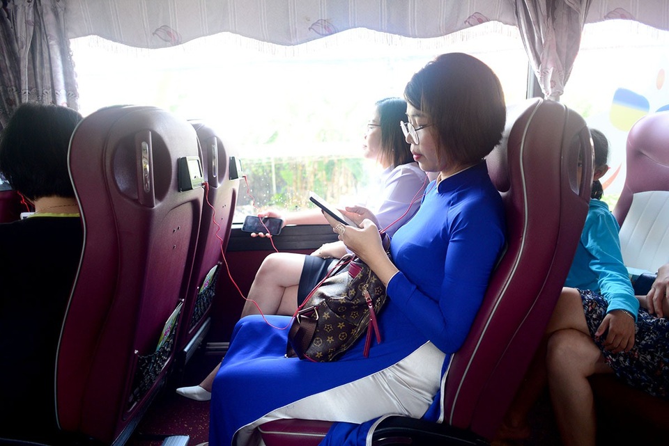 Khám phá đảo ngọc Phú Quốc với dịch vụ Hop on Hop off của Sasco - 8 Du khách thoải mái trải nghiệm và chia sẻ hình ảnh nhờ hệ thống wifi miễn phí trên xe.