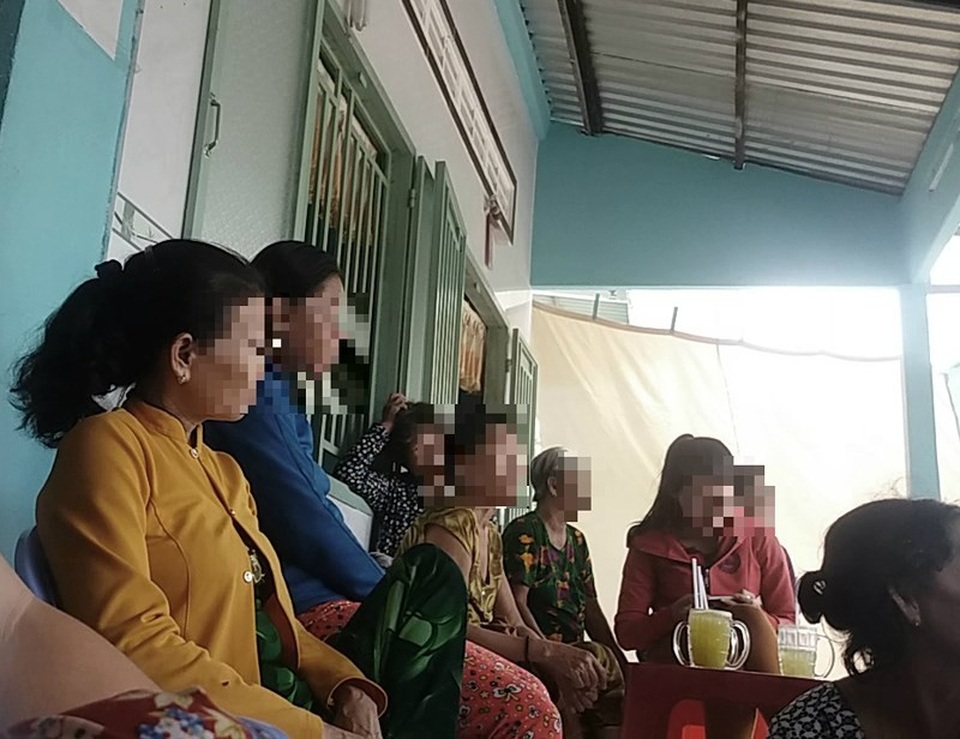 Chữa bệnh bằng cách... sờ, vuốt, thổi - 1 Nhiều bệnh nhân ngồi chờ tới lượt cho Ông Cóc chữa bệnh