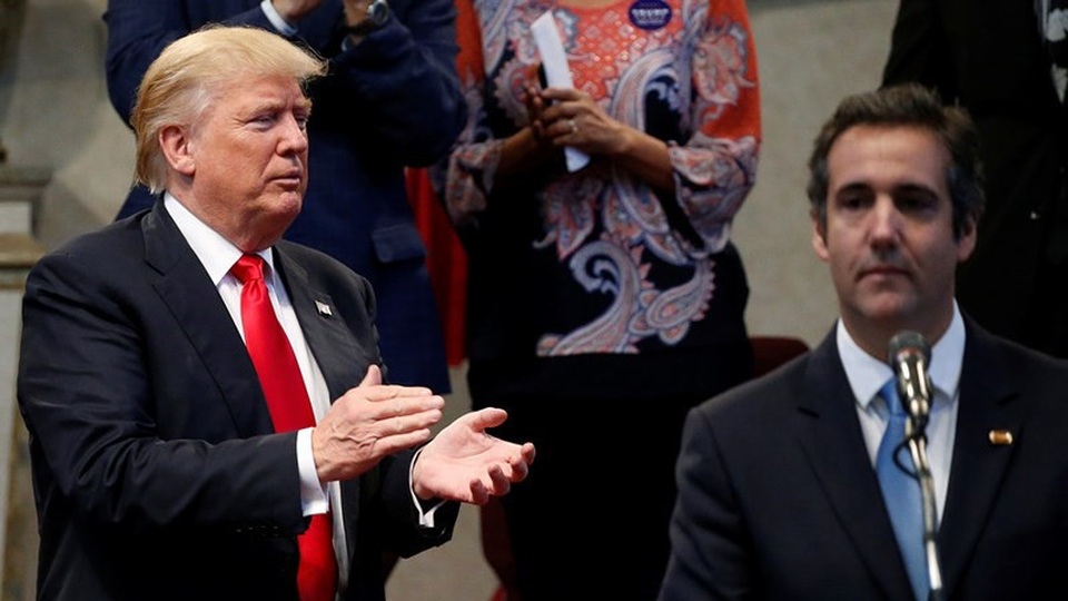 Cựu luật sư ông Trump bỏ đảng Cộng hòa, quay về đảng Dân chủ - 1
Ông Donald Trump (trái) và luật sư riêng Michael Cohen trong một chiến dịch tranh cử tổng thống ở bang Ohio (Mỹ) ngày 21-9-2016. Ảnh: REUTERS