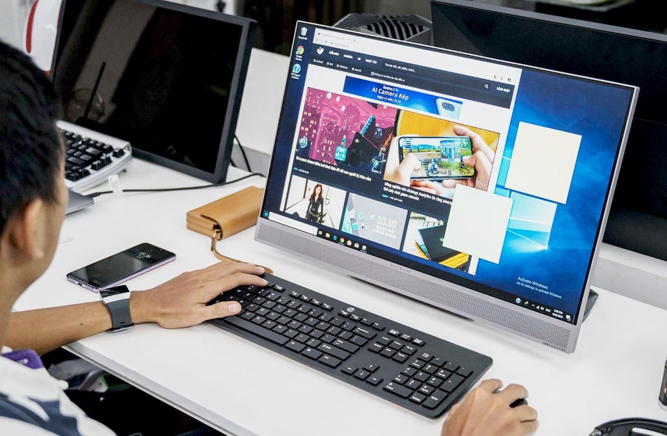 Thêm lựa chọn nếu bạn đang tìm chiếc máy tính tối giản, phục vụ cho nhu cầu học tập, làm việc - 2
HP EliteOne 800 G4 AiO có tùy chọn màn hình cảm ứng hoặc không cảm ứng với kích thước 23.8’’FHD, có thể dễ dàng di chuyển. Giá tham khảo 23,99 triệu đồng với phiên bản Core i5, RAM 8GB và 37,99 triệu đồng với phiên bản Core i7, RAM 16GB
