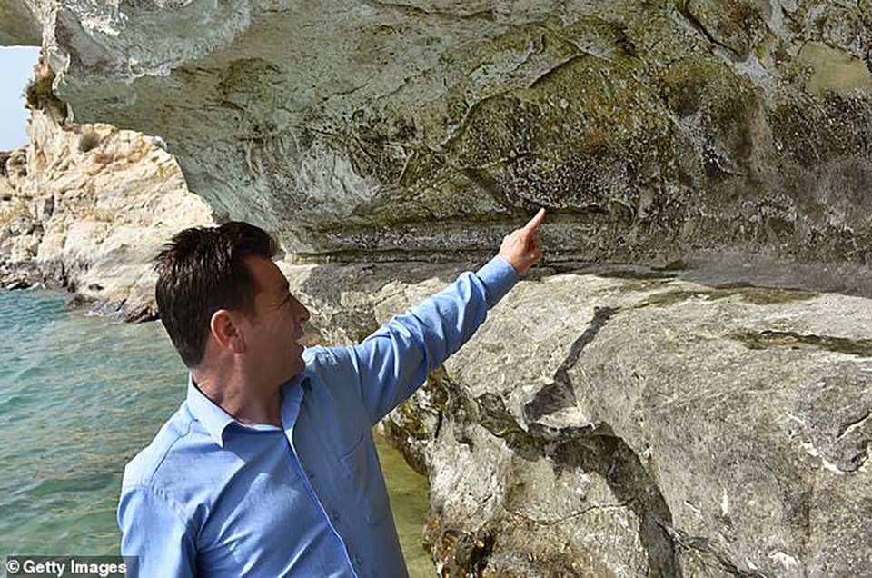 Phát lộ bức tranh khắc đá có tuổi đời 2,6 triệu năm - 2
Mehmet Alkan, giám đốc bảo tàng Adiyaman trực tiếp khảo sát bức tranh đá cổ 2,6 triệu năm.