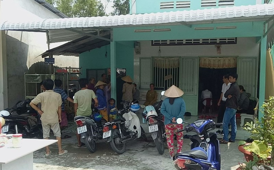 Chữa bệnh bằng cách... sờ, vuốt, thổi - 4 Tại thời điểm kiểm tra, khoảng chục người vẫn đang tụ tập đợi Ông Cóc chữa bệnh
