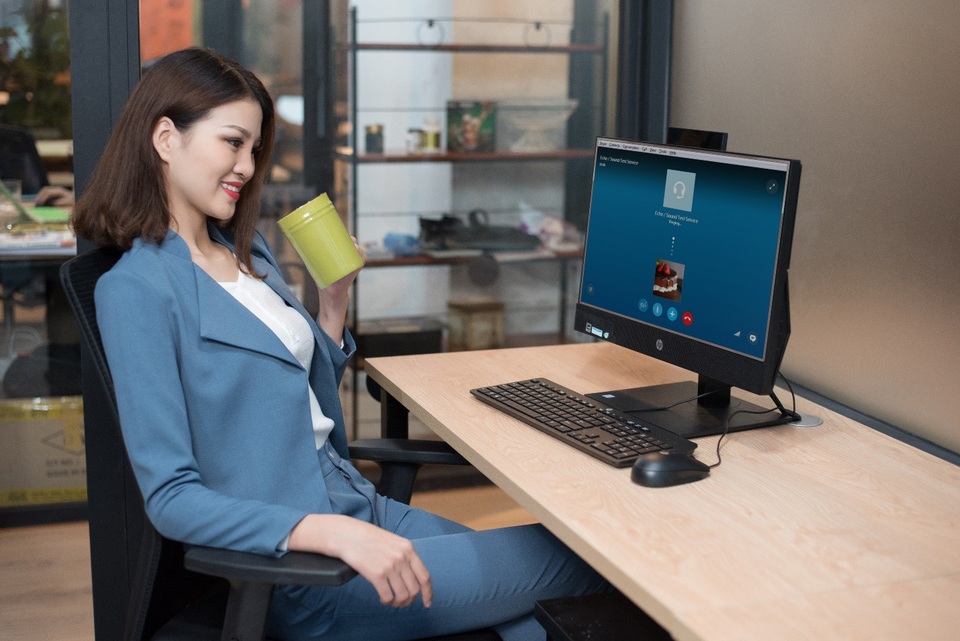 Thêm lựa chọn nếu bạn đang tìm chiếc máy tính tối giản, phục vụ cho nhu cầu học tập, làm việc - 3 Camera trước và sau hỗ trợ tốt cho các cuộc gọi video call từ các ứng dụng hội thoại, để việc trò chuyện, thảo luận và hội họp từ xa trở nên dễ dàng hơn bao giờ hết