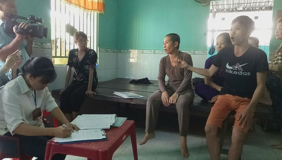 Chữa bệnh bằng cách... sờ, vuốt, thổi - 5 Bà Ngân (đầu trọc) không ký tên vào biên bản của đoàn kiểm tra.