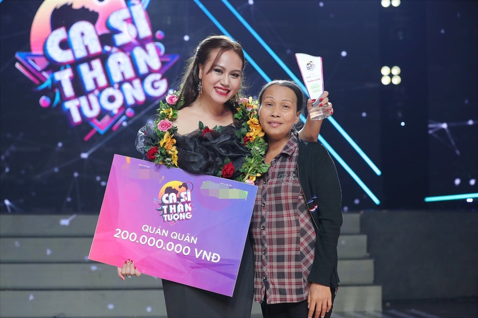 Mẹ Đan Trang - sư tử Kim Loan từng là thí sinh trong đội của HLV Trần Lập tại The Voice. Gần cuối năm 2015, cộng đồng mạng ngỡ ngàng khi Đan Trang tiết lộ mẹ đang bị ung thư gan giai đoạn đầu, đi kèm tiểu đường. Ước mơ ngày nào được Kim Loan gửi gắm cho cô con gái Đan Trang. Nhà nghèo, Đan Trang phải chọn cách tự bươn chải để mẹ không nặng gánh. Thừa hưởng giọng hát từ mẹ, Đan Trang cũng thử sức ở nhiều cuộc thi hát và đến giờ may mắn đã bước đầu mỉm cười với cô như một sự đền đáp xứng đáng.