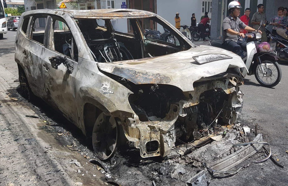 Vụ ô tô nghi bị đốt cháy: Có thể do cạnh tranh làm ăn, kinh doanh - 2 Xe ô tô Chevrolet Orlando 7 chỗ của doanh nghiệp bị cháy trơ khung