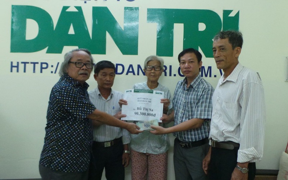 Trao số tiền hơn 90 triệu đồng cho bà Hồ Thị Sa ở Vĩnh Long - 1 Nhà báo Phan Huy- Trưởng VP báo Dân trí KV ĐBSCL trao số tiền hơn 90 triệu đồng của bạn đọc báo Dân trí cho bà Sa trước sự chính kiến của chính quyền địa phương