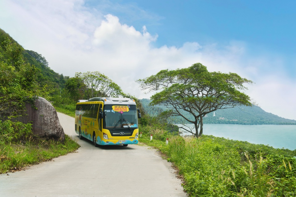 Khám phá đảo ngọc Phú Quốc với dịch vụ Hop on Hop off của Sasco - 5 Du khách tận hưởng cảm giác thú vị với những cung đường ven biển tuyệt đẹp.