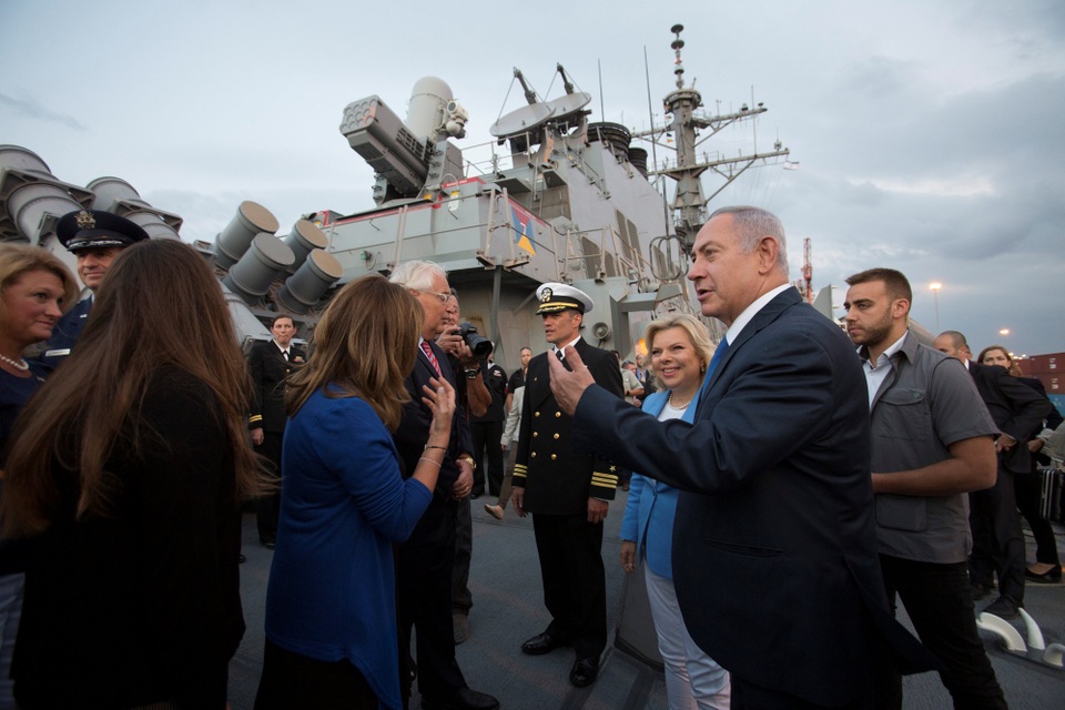 S-300 Nga vừa tới Syria, Mỹ đưa tàu chiến cập cảng Israel sau 20 năm - 1 Thủ tướng Benjamin Netanyahu và phu nhân thăm tàu USS Ross cập cảng Israel (Ảnh: Reuters)