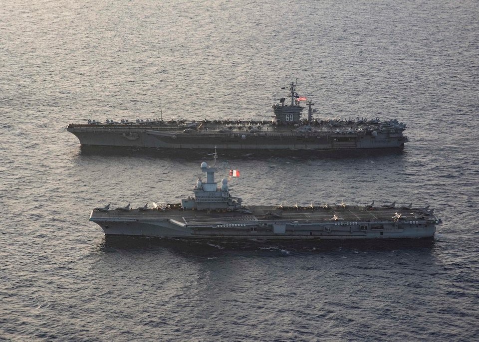 Hai tàu sân bay USS Eisenhower và Charles de Gaulle (Ảnh: US Navy)