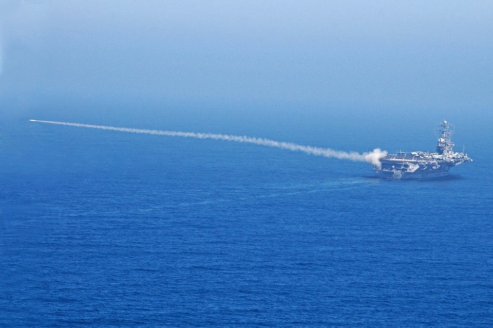 Tên lửa Sea Sparrow được phóng từ tàu sân bay lớp Nimitz USS Abraham Lincoln của Mỹ trong tập trận (Ảnh: US Navy)