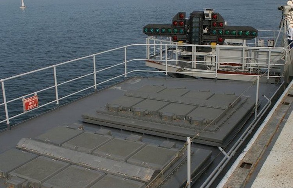 2 hệ thống phóng tên lửa tầm xa Sylver trên tàu sân bay Charles de Gaulle của Pháp (Ảnh: Wikipedia)