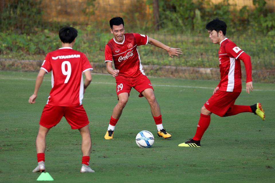 Kỳ vọng vào sự trở lại của Xuân Trường tại AFF Cup 2018 - 2
Xuân Trường và Huy Hùng (29) hy vọng sẽ là cặp tiền vệ trung tâm hiệu quả của đội tuyển Việt Nam (ảnh: Gia Hưng)