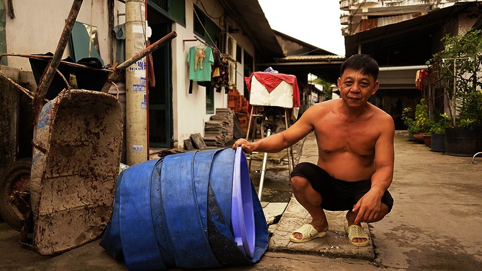 Theo ông Hòa, mỗi năm tầm từ tháng 8 đến tháng 10 âm lịch, có khi đến tận tháng 11 là ông phải lắp máy bơm. Thời điểm chưa có máy bơm thì cả con hẻm nơi ông ở khá vất vả chống ngập