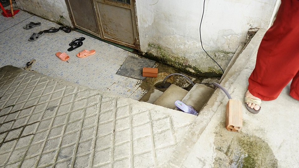 Những căn phòng trọ chưa nâng nền dùng máy bơm mi-ni để rút nước…