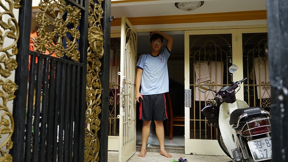 
Trần Đức Trọng chỉ mới đứng thôi đầu đã đụng trần nhà. Một hình ảnh quen thuộc với người dân vùng “rốn” ngập
